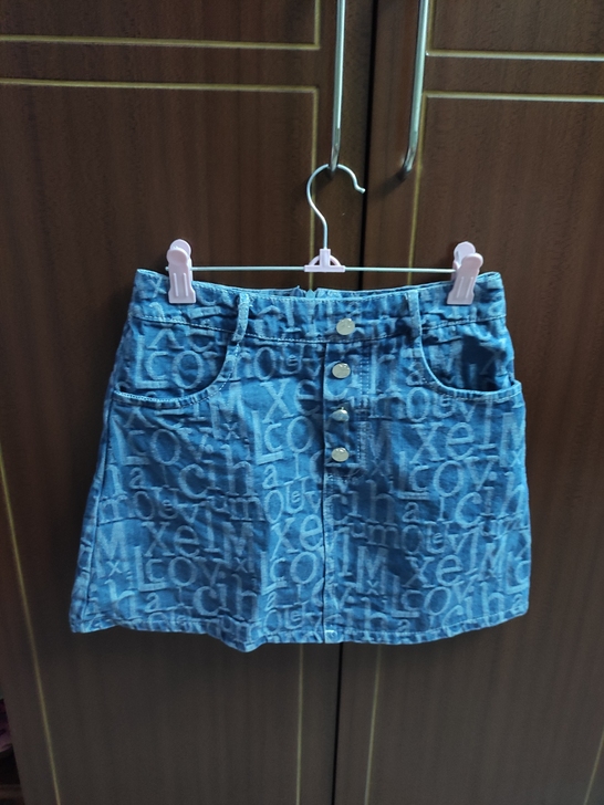 牛仔裙，穿过一次，腰围太大了，低价出，喜欢...