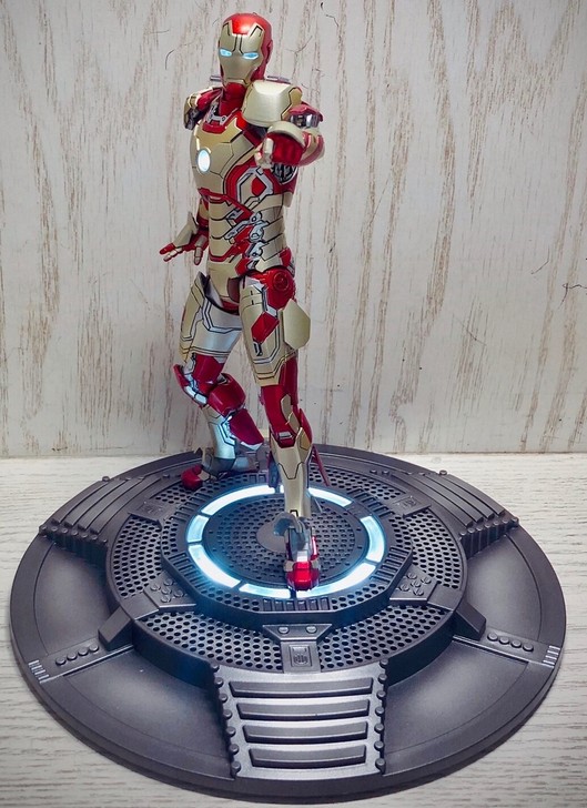 钢铁侠发光地台发光底座可亮圆台充电手办模型...