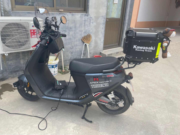 出一辆小改的九号E200Pone