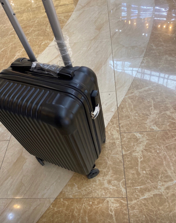 厂家倒闭，处理100个行李箱