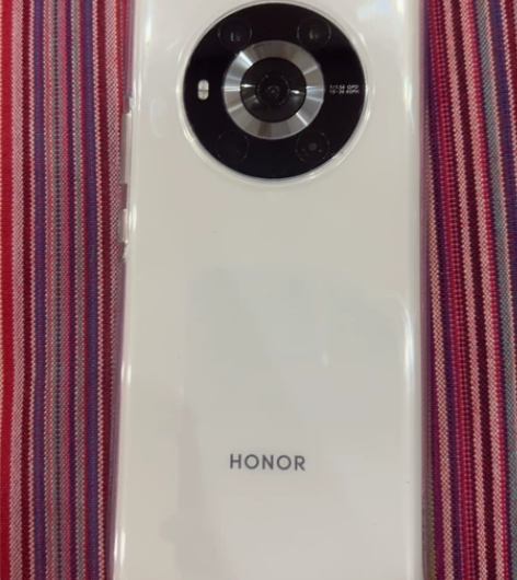 华为荣耀magic3，刚入手3天，手机上贴...