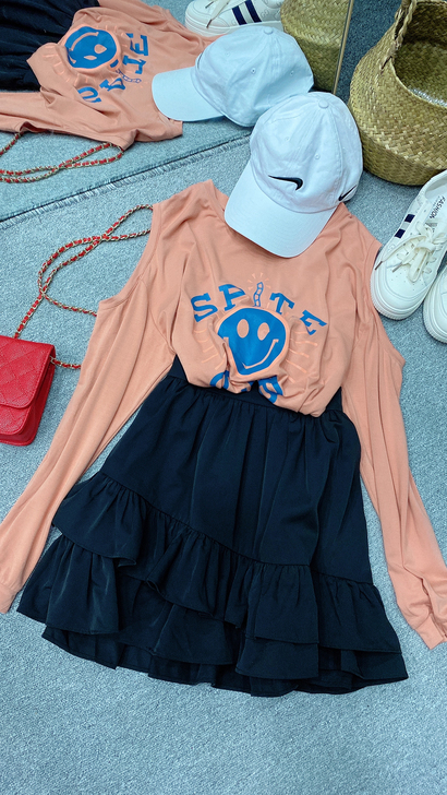 全新莫代尔棉笑脸露肩长袖T 文墨荷叶边小黑裙