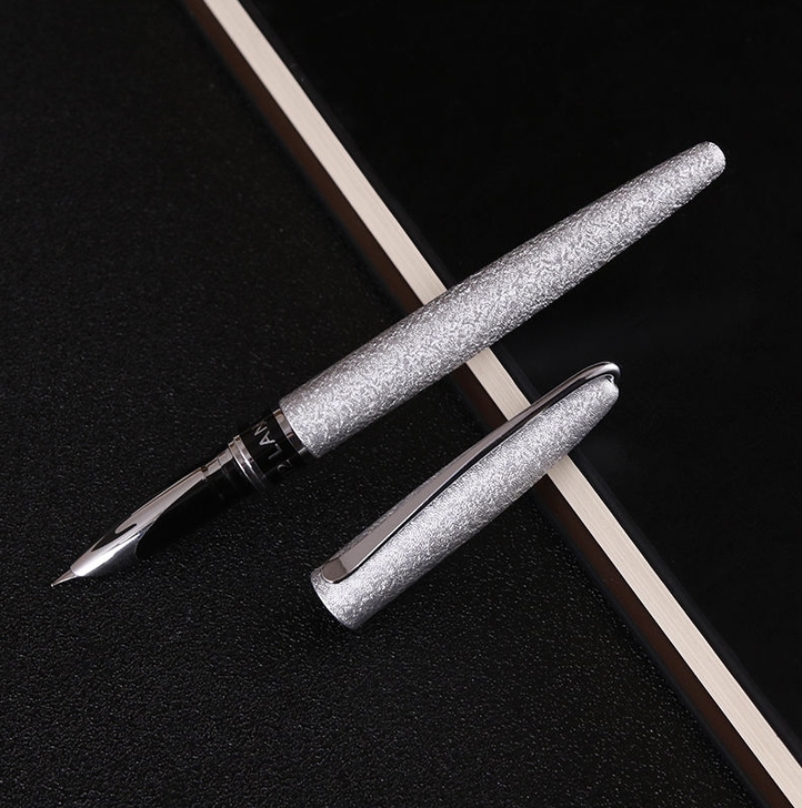 处理一批非常好写的练字钢笔,原价158元,...