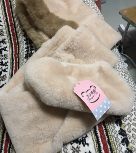 围巾手套帽：三合一毛绒帽，集手套、围巾和帽...