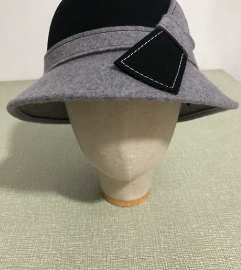 纯羊毛礼帽，大蝴蝶结装饰，羊毛材质轻盈保暖...