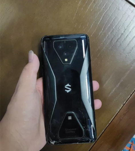 黑鲨3，内存不详，账号退了伊拉克成色，后爆...