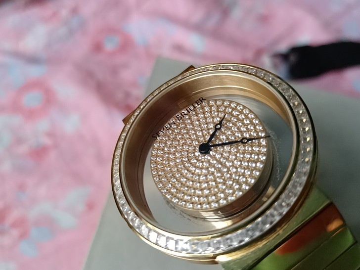 这块是个很有个性的表，满天星的钻，表盘镂空...