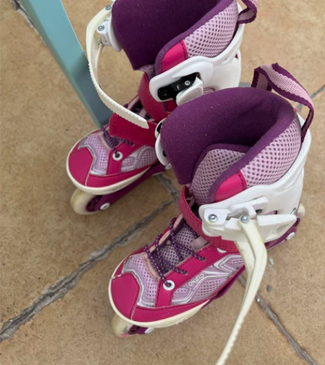 迪卡侬 滑轮旱冰鞋及头盔、护具一套，图三为...