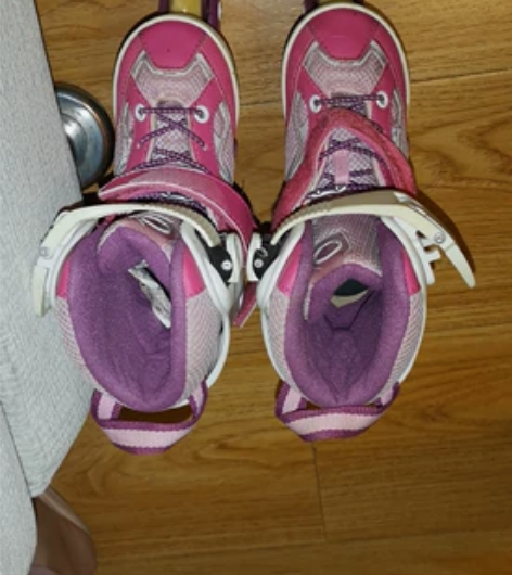 迪卡侬轮滑鞋，迪卡侬头盔，两件一起出，一共...