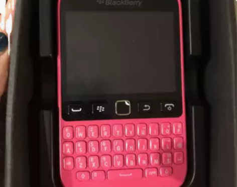 黑莓 9720粉色智能触屏手机 风格：中国...