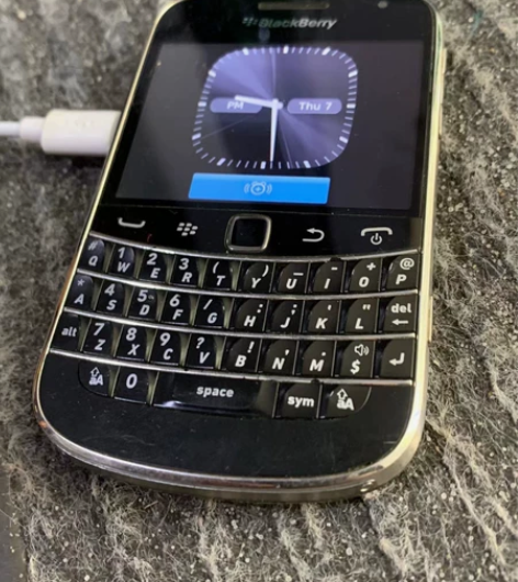 BlackBerry黑莓9900手机 外观...