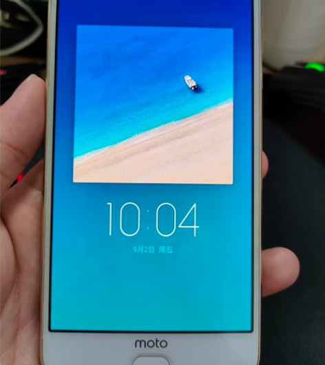摩托罗拉Z2  4+64G 有点烧屏，便宜...