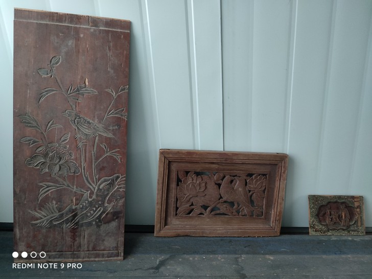 三块木雕挂板。