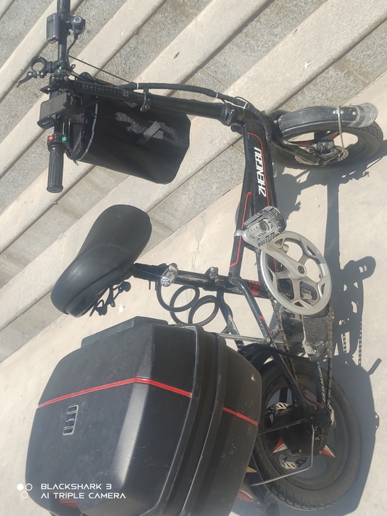 正步折叠电动自行车,电瓶在楼上充电,买时2...