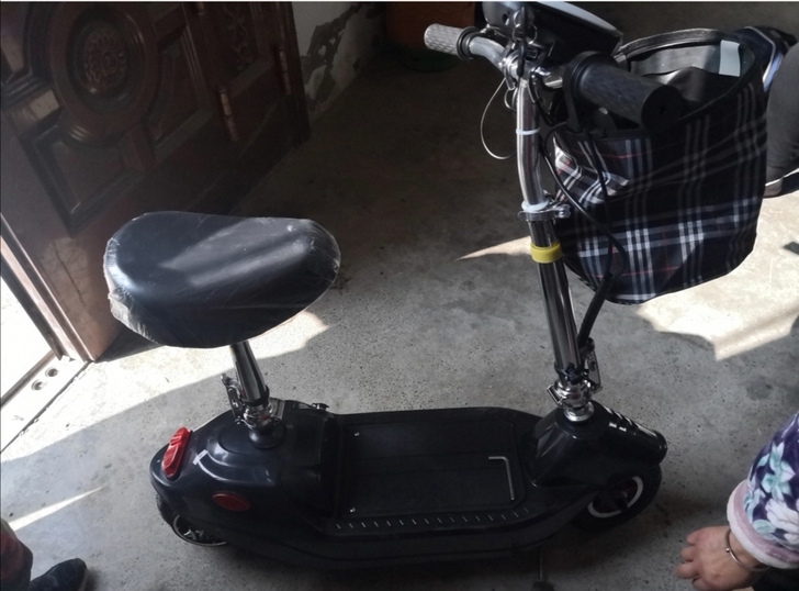 思帝诺电动滑板车 买回来入手四个月了 只骑...