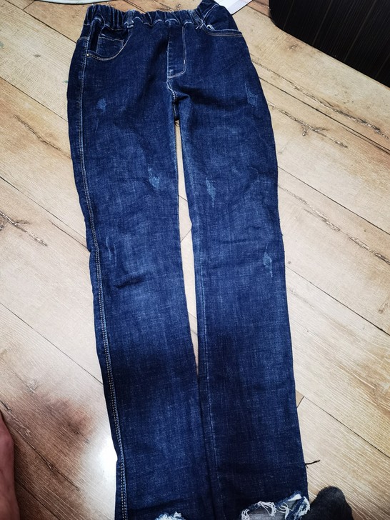 牛仔小脚裤，裤子偏长，9成新高穿好看显腿直...