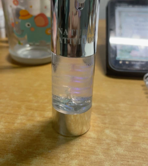 不知道什么牌子的补水精华 很漂亮 两百多买...