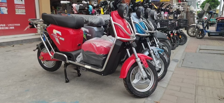 1750特价一台007电动车