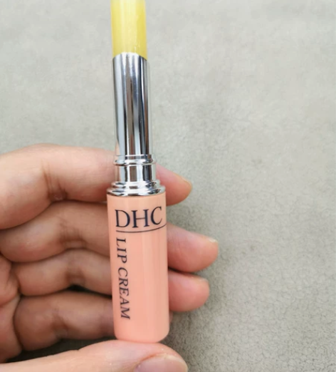 剩几只DHC橄榄润唇膏，秋冬天正合适，嘴唇...