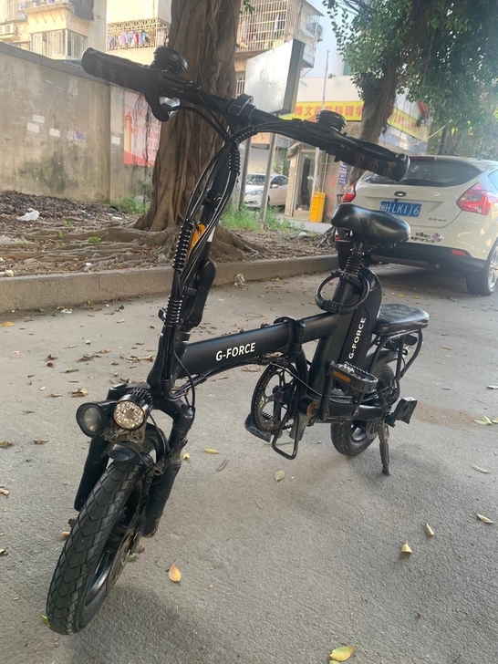 折叠电瓶车。纯电七八十公里吧