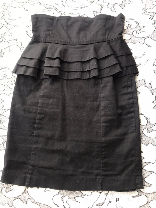 高腰一步裙,外贸店买的,上边配衬衫很好啦