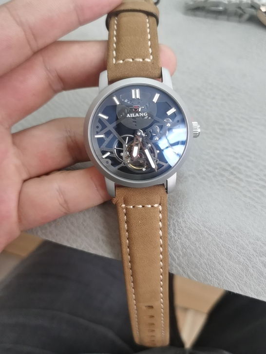 出售艾浪男士手表，一直放家里了，基本没带过