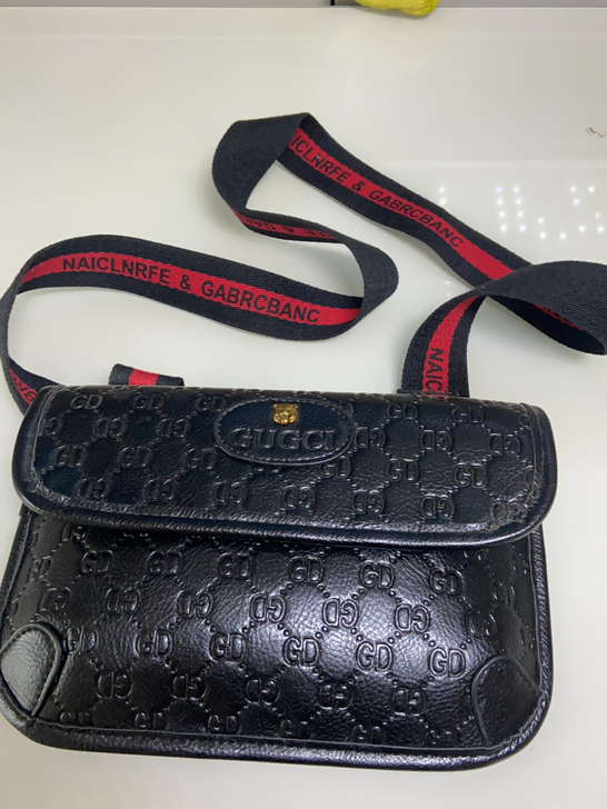 闲置包包全部十元，图一三全新，图五图七背过...