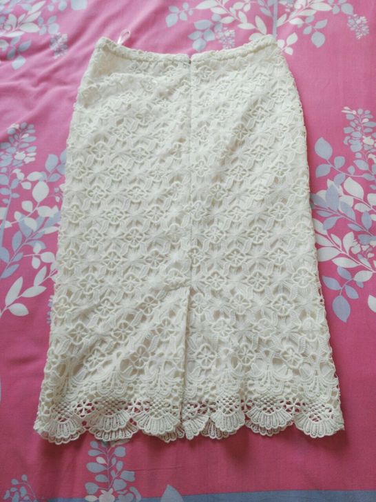 白色蕾丝一步裙M码，下过一次水，没穿过。自...