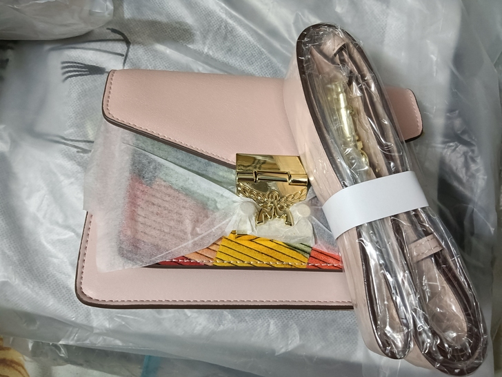 全新超纤皮包包，粉色的，颜色也好看，售出不...