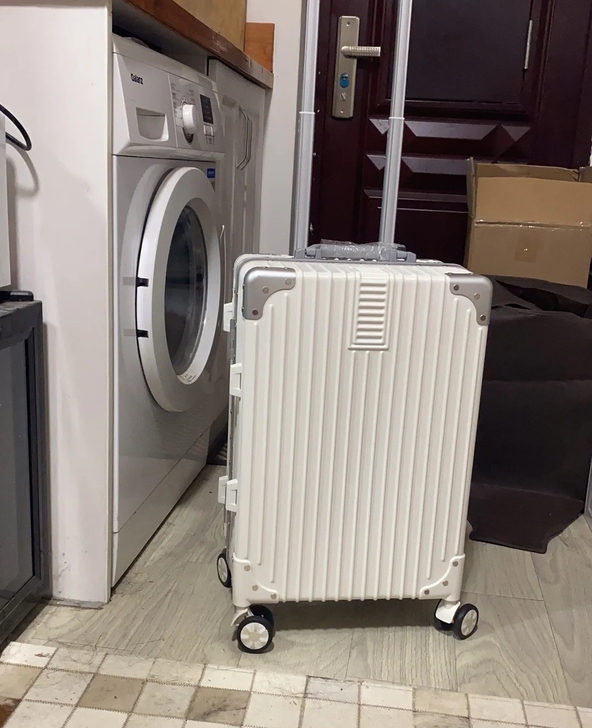 铝框行李箱  海关锁  锁是弹簧锁