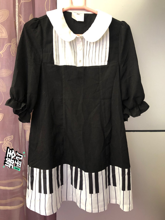 黑白配钢琴裙，M码；红色连衣裙、几乎全新S...