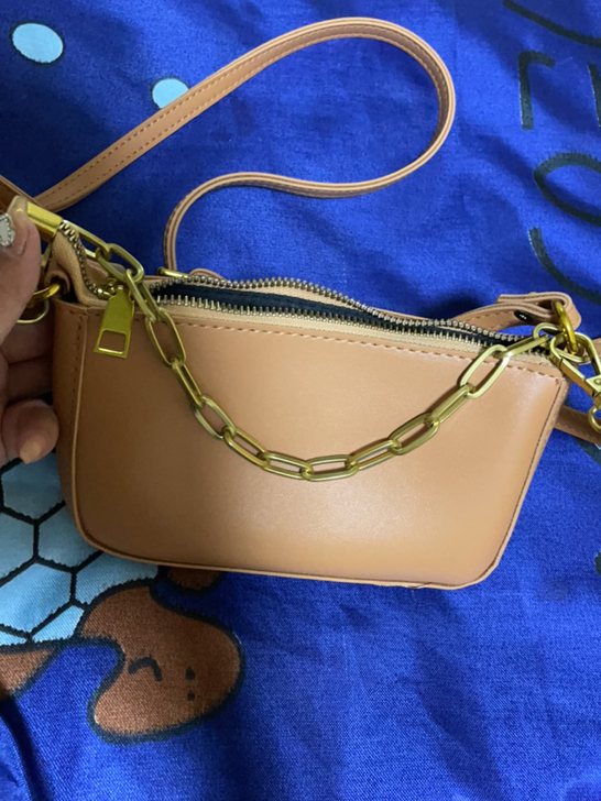 一个辣妹风的小包包