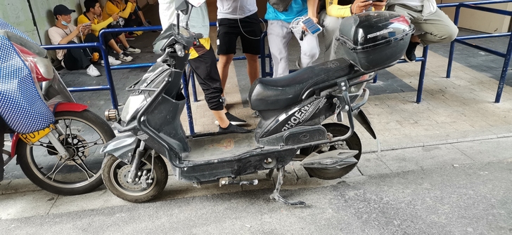 凤凰电瓶车一辆，带铅酸电池，带牌发票，软牌...