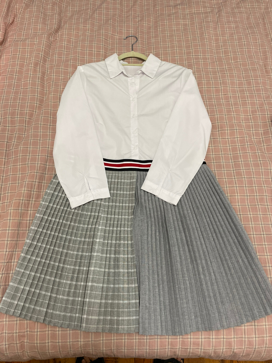 连衣裙 裙摆是百褶裙 左右不对称设计 上...