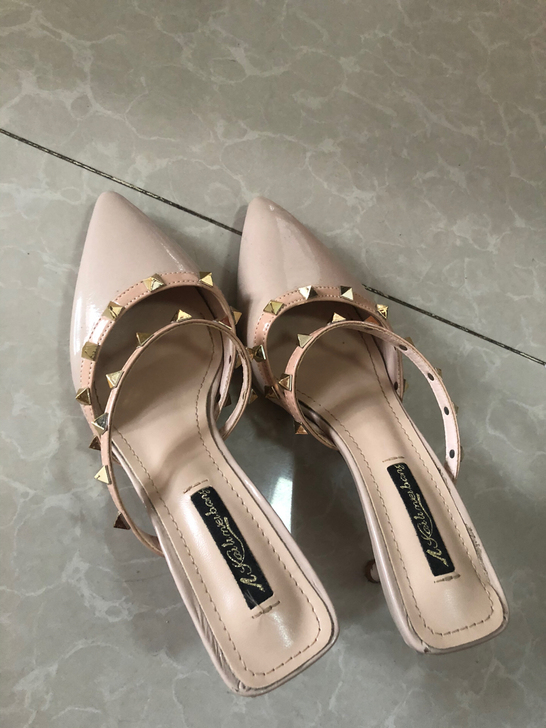 细跟高跟鞋，跟高大概5～8cm左右，搭配裙...