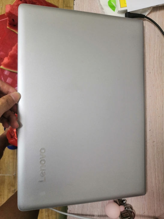 联想轻薄笔记本电脑。