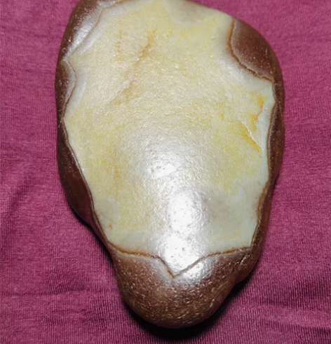 奇石-玩赏之光。天然光呈现乳青，正面透光柔...