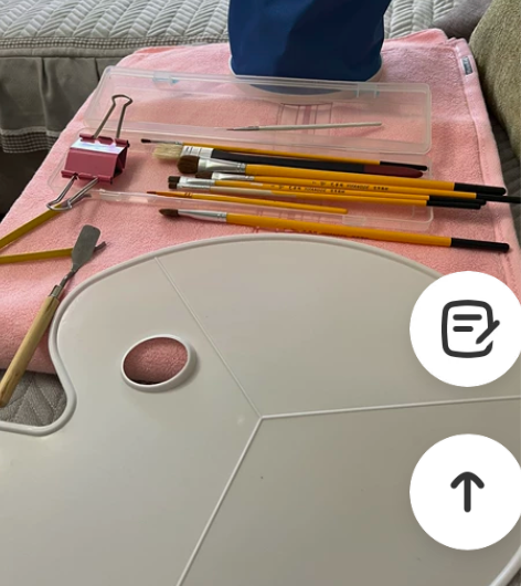 水彩工具，画笔，调色盘，水桶 笔杆些许脱皮...