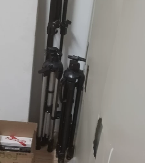 两个画架，一共20元，一个十元两个要拿一起...