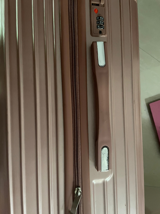 24寸行李箱 箱子上面有灰没擦 有划痕