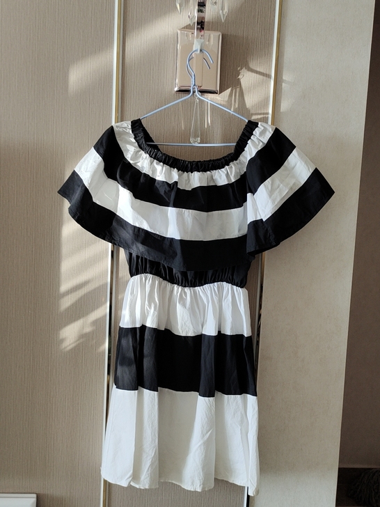 一字肩格裙子。