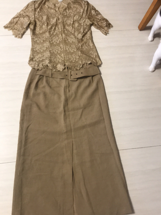 俩件套 穿不了了 低价出售 衣服裙子有号码...