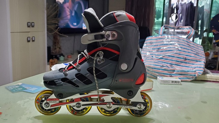 米高单排溜冰鞋，40码7号US。成人