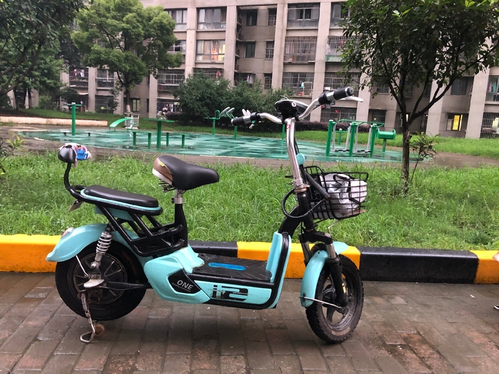 出售二手电瓶车,全新电瓶哦,带牌照拿回去直...