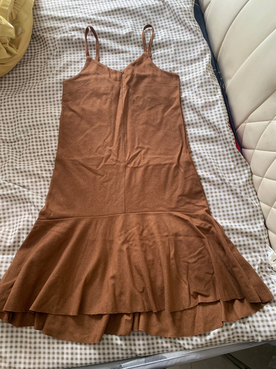 秋冬季吊带裙,被我放在厨子里压的有点褶子,...