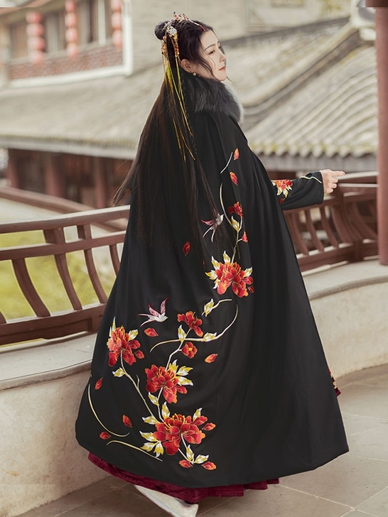 出如梦霓裳锦绣斗篷。背后的牡丹花绣的非常出...