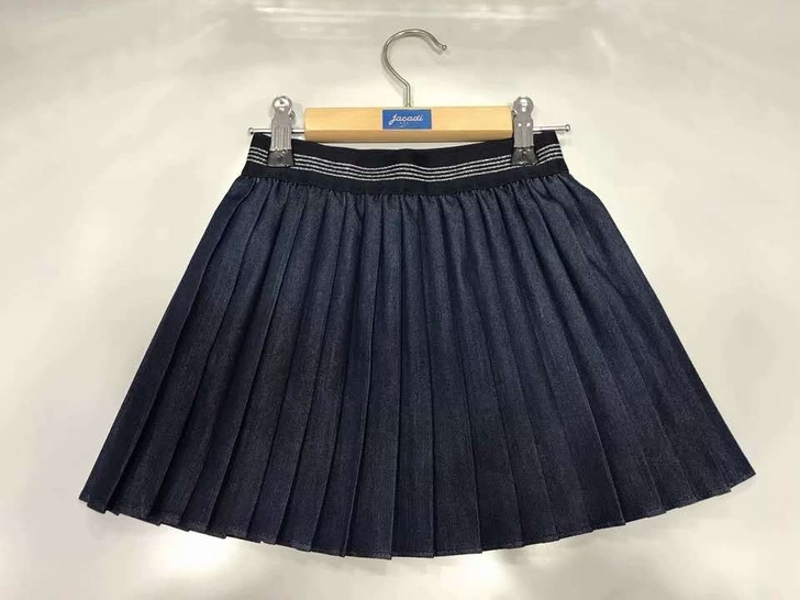 jacadi亚卡迪牛仔蓝百褶半裙。定型百褶。