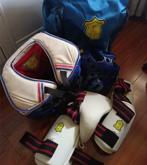 领先跆拳道馆跆拳道护具，Xs码，小孩不学了...