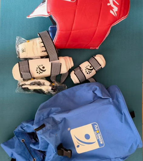 跆拳道护具,轻微使用痕迹,外包装因暴露在空...