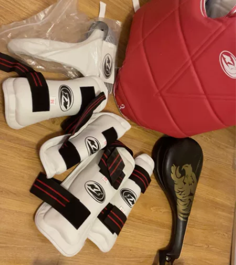 跆拳道护具 护具全新未使用 成人可穿 红...